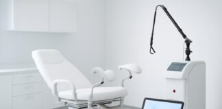 Σύγχρονο γυναικολογικό ιατρείο με ιατρικό εξοπλισμό και tablet με ιατρικά δεδομένα για έλεγχο τραχήλου μετά από κονδυλώματα