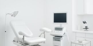 Φωτεινό σύγχρονο ιατρείο γυναικολόγου με εξοπλισμό και διαγνωστικά εργαλεία σε λευκό χώρο, απεικόνιση για γυναικολογική συμβουλευτική και θεραπείες συγγενών ανωμαλιών μήτρας