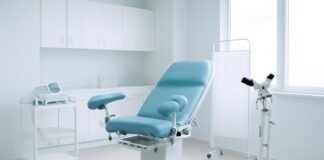Σύγχρονο γυναικολογικό ιατρείο με ιατρικό εξοπλισμό και φωτεινό περιβάλλον