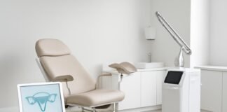 Σύγχρονο γυναικολογικό ιατρείο με ιατρικό εξοπλισμό και αφηρημένο ιατρικό διάγραμμα σε tablet