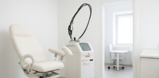 Σύγχρονο γυναικολογικό ιατρείο με ιατρικό laser εξοπλισμό σε φωτεινό χώρο