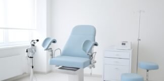 Σύγχρονο γυναικολογικό ιατρείο με φωτεινό και καθαρό περιβάλλον χωρίς παρουσία ανθρώπων