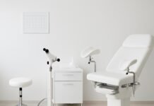 Σύγχρονο γυναικολογικό ιατρείο με ιατρικό εξοπλισμό και ημερολόγιο ραντεβού