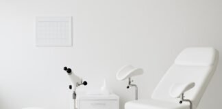 Σύγχρονο γυναικολογικό ιατρείο με ιατρικό εξοπλισμό και ημερολόγιο ραντεβού