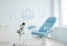 Σύγχρονο γυναικολογικό ιατρείο με ιατρικό εξοπλισμό και σύμβολα ευεξίας σε φωτεινό περιβάλλον