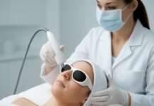 Θεραπείες Κονδυλωμάτων: Laser, Κρυο και Χειρουργική Ιατρός εφαρμόζει θεραπεία laser σε κονδύλωμα σε σύγχρονο ιατρικό περιβάλλον