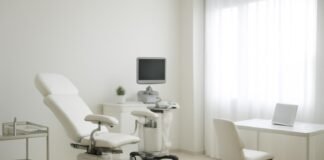 Φωτεινό και σύγχρονο ιατρείο γυναικολογίας με ιατρικό εξοπλισμό και χώρο συμβουλευτικής, εικόνα υψηλής ευκρίνειας