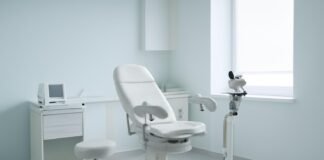 Φωτεινό σύγχρονο γυναικολογικό ιατρείο με ιατρικό εξοπλισμό, καθαρό και επαγγελματικό περιβάλλον