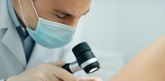 Ιατρική εξέταση κονδυλωμάτων HPV με ισχυρό φωτισμό και φακό