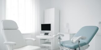 Σύγχρονο γυναικολογικό ιατρείο με φωτεινό φωτισμό και ιατρικό εξοπλισμό για συμβουλευτική