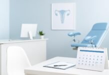 Φωτεινό και μοντέρνο ιατρείο γυναικολογίας με ιατρικό εξοπλισμό και ημερολόγιο για ραντεβού Βright modern gynecology clinic reception area with medical equipment and a calendar scheduling appointment concept