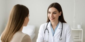 Σύγχρονο ιατρείο γυναικολογίας με γιατρό σε διάλογο με ασθενή, φωτεινή ατμόσφαιρα, ιατρικός εξοπλισμός